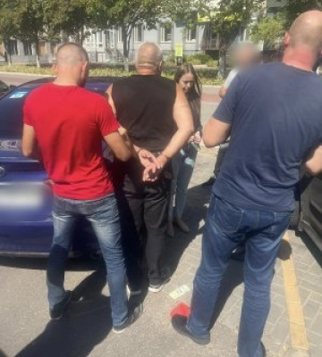 За 12 тис. доларів обіцяв підготувати документи для безперешкодного перетину кордону – у Миколаєві поліцейські затримали&amp;hellip;