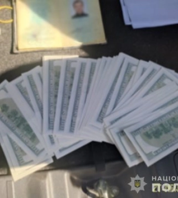 У Житомирі чоловік пропонував за 20 тис доларів виїхати за кордон військовозобов'язаному У Житомирі чоловік пропонував за 20 тис доларів виїхати за кордон військовозобов'язаному