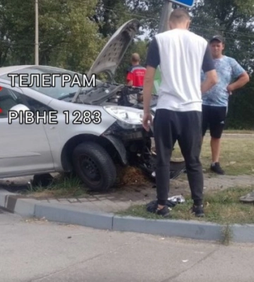 У Рівному біля ЦУМу зіткнулися 3 авто (ВІДЕО)
