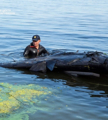 Водолази-сапери вилучили з річки Дніпро частину російського безпілотника