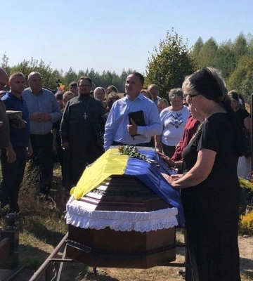 На Волині провели в останню дорогу воїна Романа Нікітіна