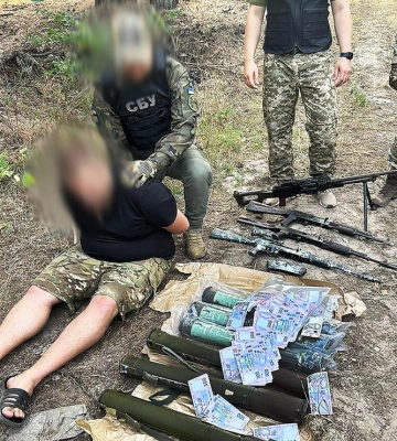На Харківщині затримали військового за гуртовий продаж зброї