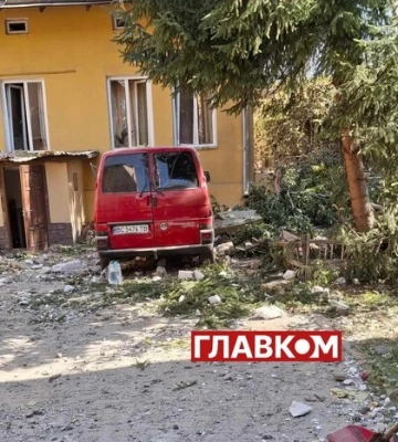 Потрощені авто, зруйновані пам&#039;ятки архітектури: фоторепортаж із місць удару у Львові
