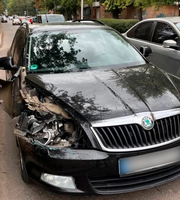 Водій Skoda врізався в автобус у Кропивницькому та втік з місця події