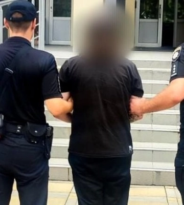 Вдарив сусіда ножем та втік: в Одесі затримали 30-річного чоловіка