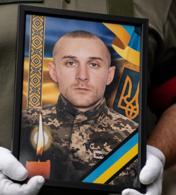 Сьогодні в Ужгороді попрощалися із полеглим захисником 31-річним Антоном Оленчуком
