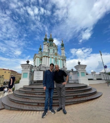 Майкл Дуглас позировал на фоне Андреевской церкви в Киеве 