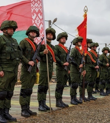 Беларусь направила на границу с Украиной ОМОН и военных