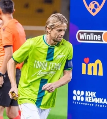 Футболіст-зрадник з Луцька Тимощук одягнув на гру футболку з написом «Місто-герой Ленінград»