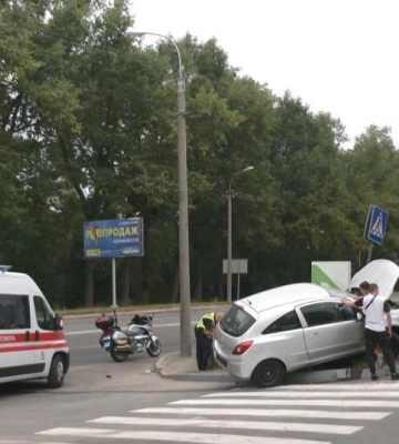 Автівка вилетіла на бордюр та пошкодила дорожній знак: біля АЗС у Рівному сталася ДТП (ВІДЕО)