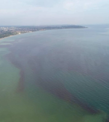 В Одесі Чорне море стало червоним: від купання краще утриматися