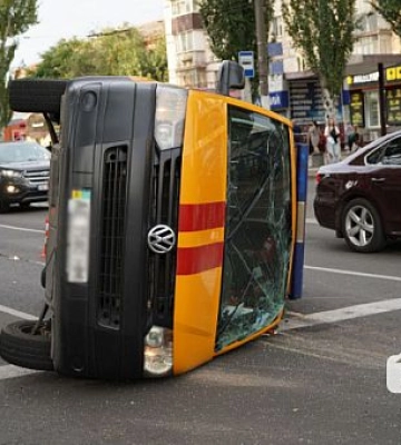 На перехресті Кривого Рогу сталася аварія: зіштовхнулися дві автівки