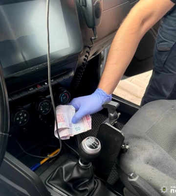 Поліцейським двічі за добу давали хабарі