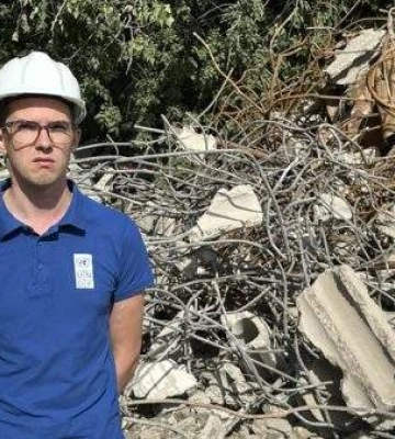 Будівельне сміття сортують і вивозять: в Миколаєві демонтують аварійну частину корпусу МНУ імені Сухомлинського
