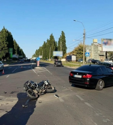Травмувався неповнолітній мотоцикліст: поліція розшукує очевидців ДТП на Шухевича у Рівному