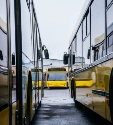 В Киеве восстанавливаются постоянные автобусные и троллейбусные маршруты до станций метро «Демеевская» и «Лыбедская»