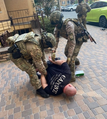 На Київщині затримано зловмисника, який за сприяння в отриманні соцжитла заволодів коштами на суму понад $80 тисяч