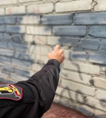 У Луцьку муніципали позамальовували рекламу наркотиків 