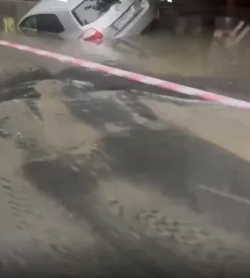 У Києві автомобіль провалився під асфальт через аварію на водопроводі
