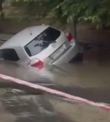 У Києві автомобіль провалився під асфальт