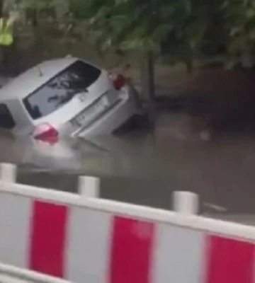У Києві стався прорив водопроводу, під асфальт провалився автомобіль