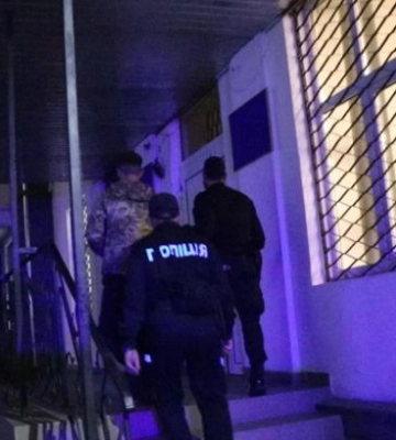 У Івано-Франківську затримали трьох молодиків, які побили військового