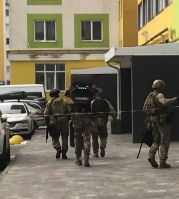 Під Києвом під час тривоги чоловік  влаштував стрілянину з вікна жилого комплексу. Усі подробиці і відео