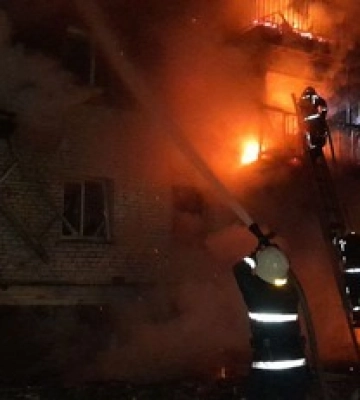 В Конотопе спасатели ГСЧС ликвидировали пожары после российского удара