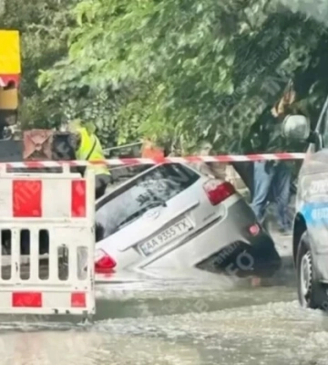У Києві автівка провалилася під асфальт