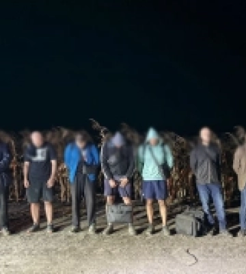 Кукурудзяними полями до Молдови: на Одещині затримали 8 утікачів