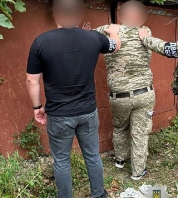 На Тернопільщині затримали чоловіка, якого підозрюють у продажі автівок для ЗСУ