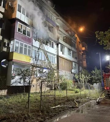 Вогнеборці евакуювали трьох людей під час пожежі у Виноградові