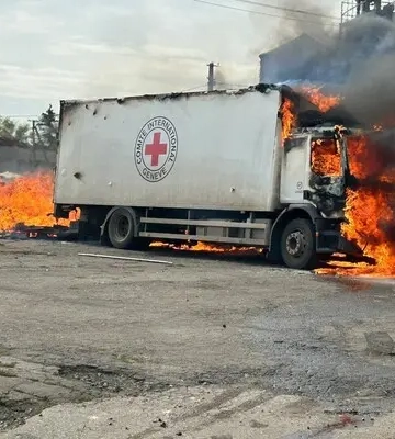 Росіяни вдарили по автомобілю гуманітарної місії Червоного Хреста на Донеччині