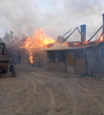 Дах вигорів вщент: у Луцькому районі зайнялась господарська споруда 