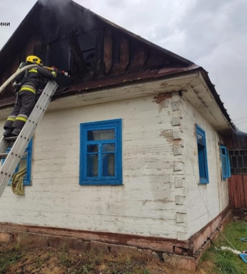 Горів дах будинку: пожежу ліквідували рівненські рятувальники