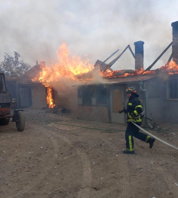 Горів дах будинку: пожежу ліквідували рівненські рятувальники