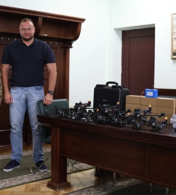 Квадрокоптер, дрони та система РЕБ: військовим передали чергову допомогу з Луцька