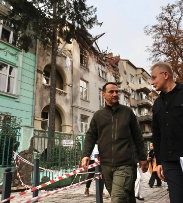 Хто сумнівається, що Україна терміново потребує ППО, мають приїхати до Львова: Сікорський про наслідки удару рф