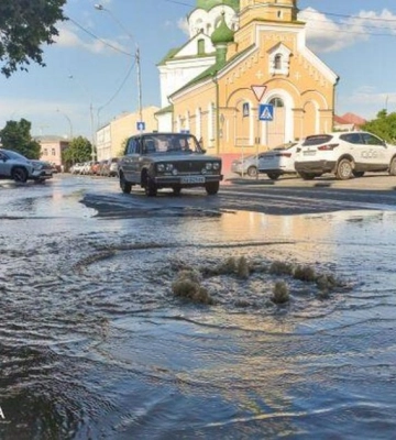 У Києві авто провалилося під асфальт (ВІДЕО)