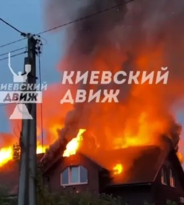 Блискавка влучила в будинок під Києвом, спалахнула пожежа