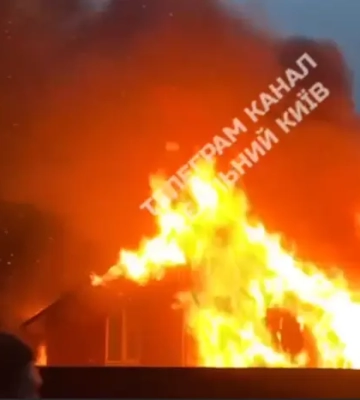 Під Києвом від удару блискавки згорів будинок (відео)