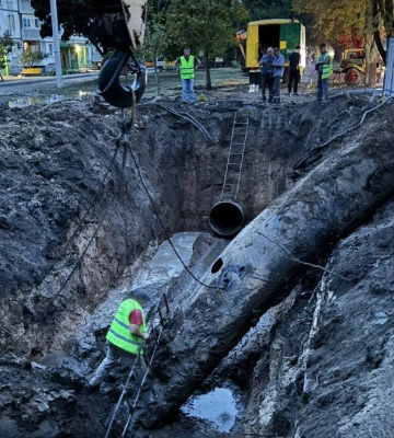 В Харькове продолжают ремонтировать водовод после «прилета»