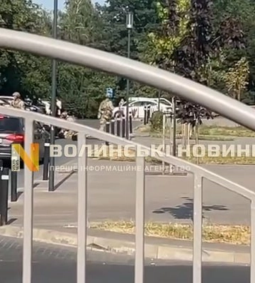 Затримали чоловіка, який ймовірно стріляв по посту ТЦК у Луцьку та поранив військового. Відео