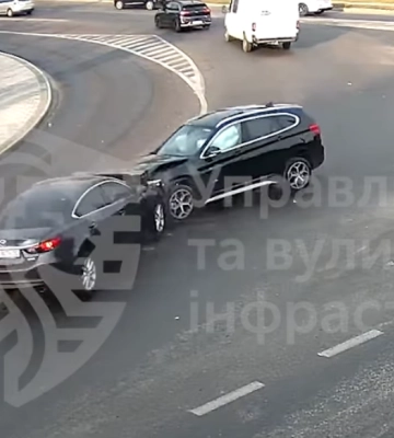 На вулиці Замарстинівській у Львові сталося лобове зіткнення (відео)