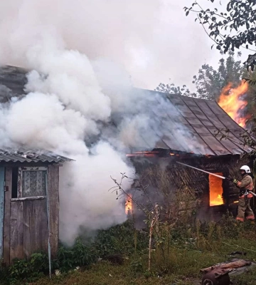 Горів дах будинку: пожежу ліквідували рівненські рятувальники
