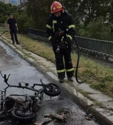 У Львові посеред вулиці згорів скутер: відомі подробиці інциденту (ВІДЕО)