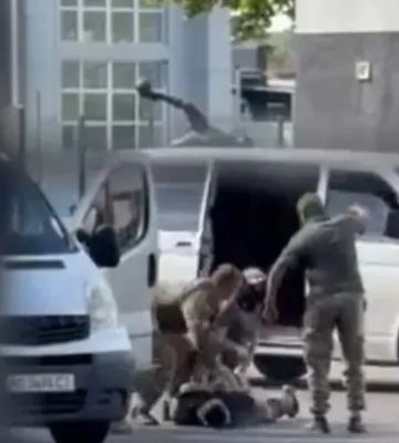 В Мукачево мужчина ударил бутылкой по голове сотрудника ТЦК. Его задержали