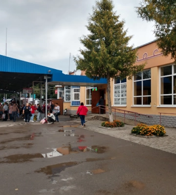 Дорога до Млинова така розбита, що у пасажирів «клацають зуби» Дорога до Млинова така розбита, що у пасажирів «клацають зуби»