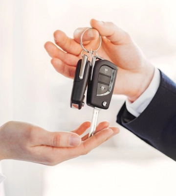 Більше половини продажів нових авто припадає на 4 області