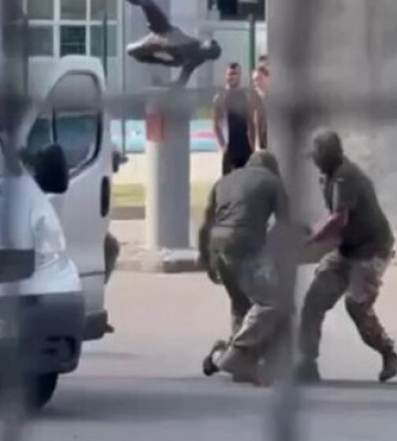 У Мукачево чоловік вдарив співробітника ТЦК пляшкою по голові: Його затримали. ВIДЕО